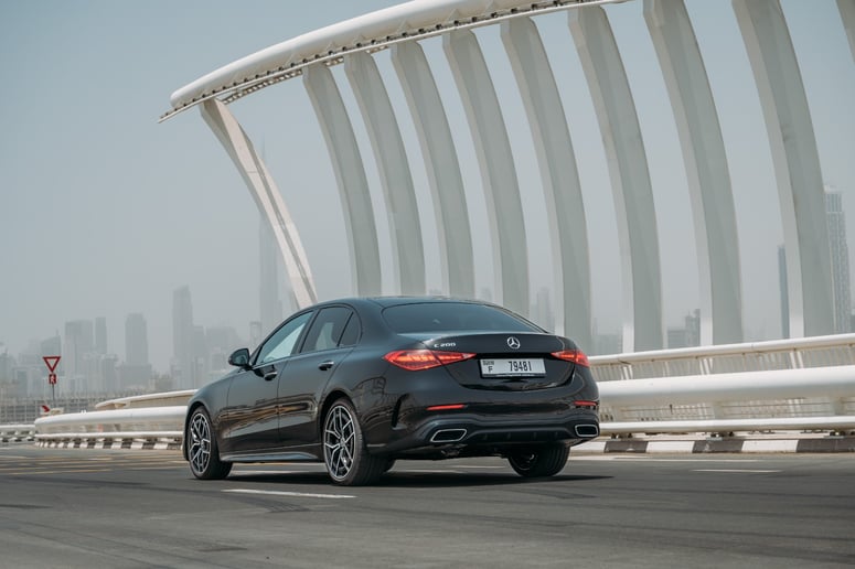 Mercedes C200 (Negro), 2023 para alquiler en Sharjah