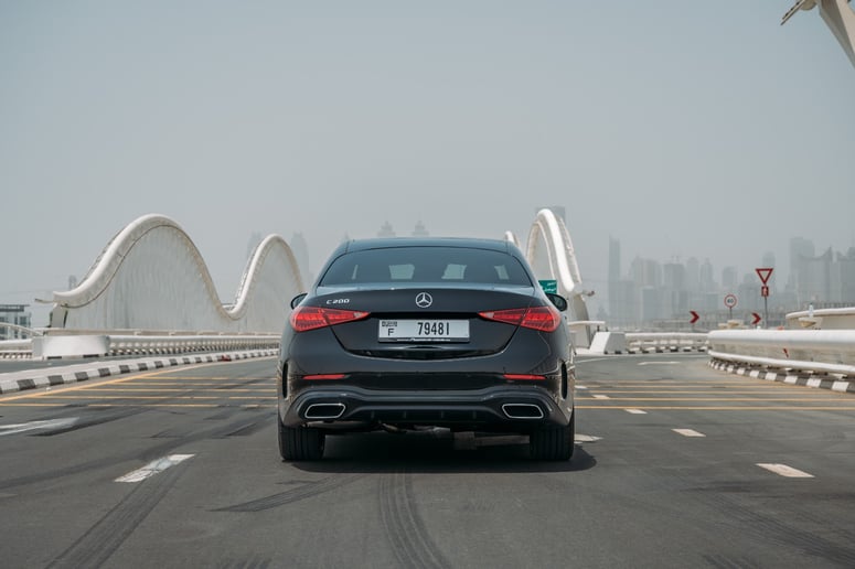 Mercedes C200 (Negro), 2023 para alquiler en Sharjah