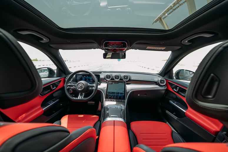 Mercedes C200 (Negro), 2023 para alquiler en Sharjah