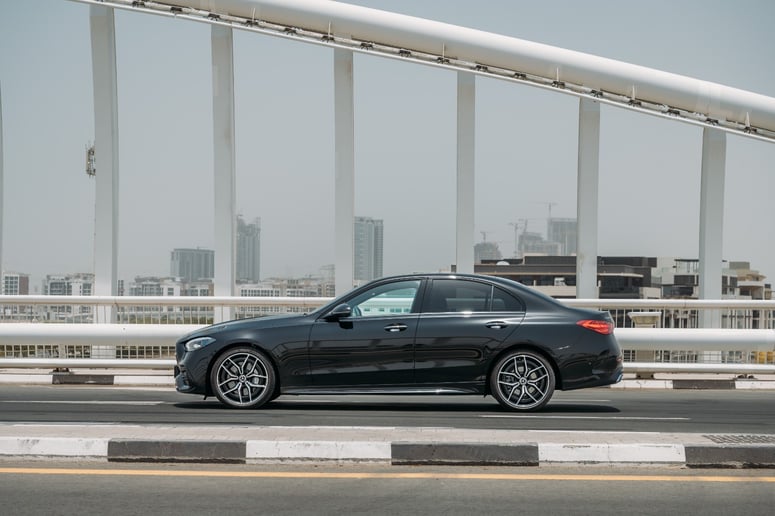 Mercedes C200 (Negro), 2023 para alquiler en Sharjah