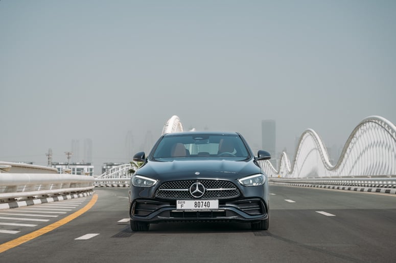 Mercedes C200 (Zwart), 2023 te huur in Abu Dhabi