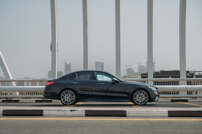 Mercedes C200 (Zwart), 2023 te huur in Abu Dhabi