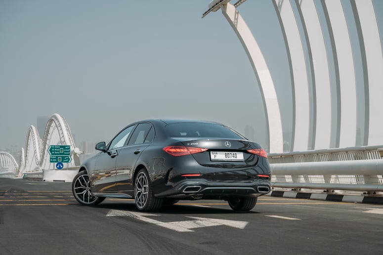 Mercedes C200 (Zwart), 2023 te huur in Abu Dhabi