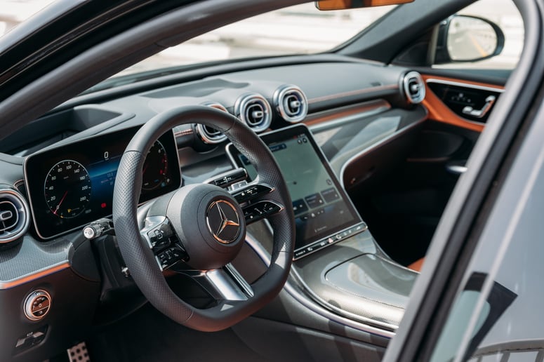 Mercedes C200 (Zwart), 2023 te huur in Abu Dhabi
