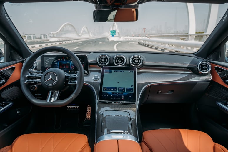 Mercedes C200 (Zwart), 2023 te huur in Abu Dhabi