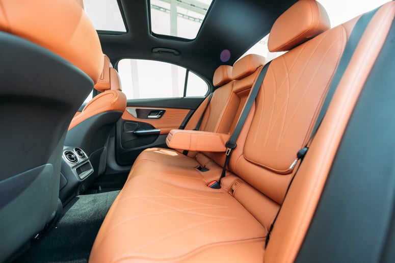 Mercedes C200 (Zwart), 2023 te huur in Abu Dhabi
