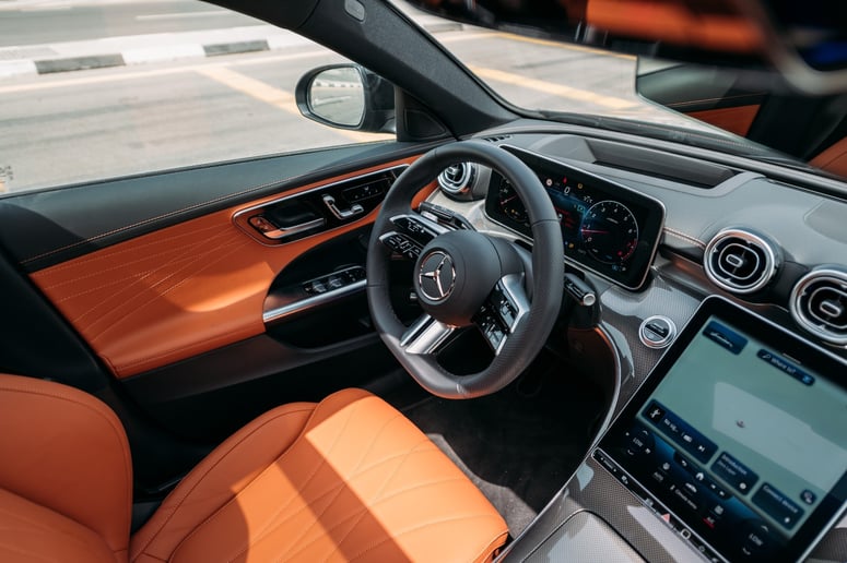 Mercedes C200 (Zwart), 2023 te huur in Abu Dhabi
