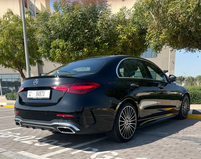 Mercedes C200 (Schwarz), 2024  zur Miete in Dubai