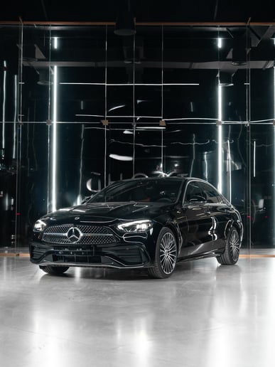 Dubai'de kiralık Mercedes C200 (Siyah), 2025