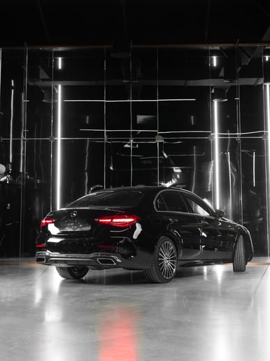 Dubai'de kiralık Mercedes C200 (Siyah), 2025