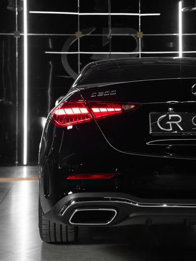 Dubai'de kiralık Mercedes C200 (Siyah), 2025