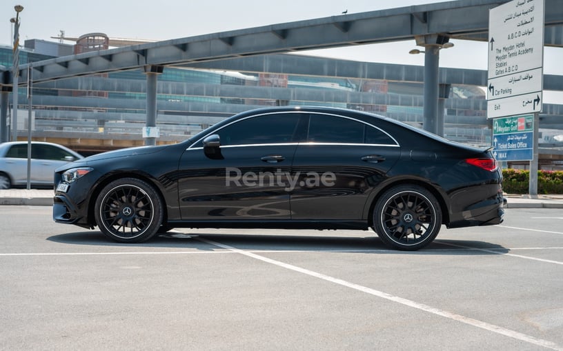 在阿布扎比 租 梅赛德斯CLA250 with 45kit (黑色), 2021