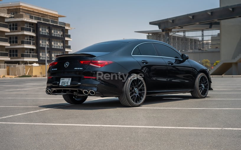 在阿布扎比 租 梅赛德斯CLA250 with 45kit (黑色), 2021