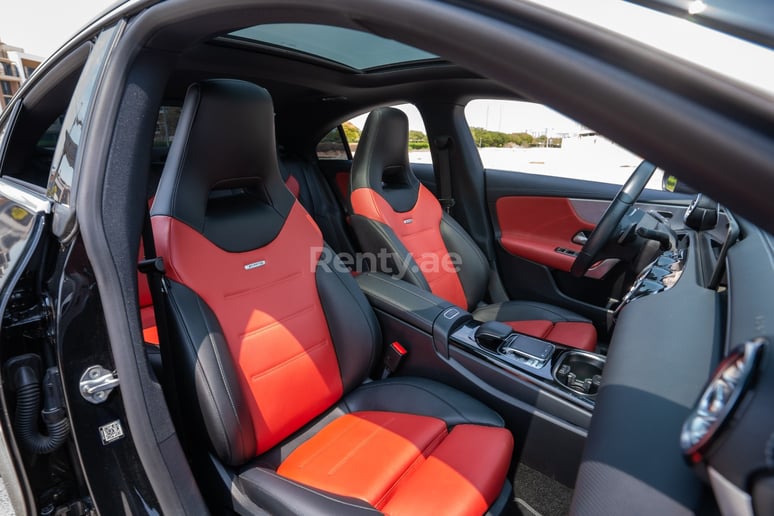 在阿布扎比 租 梅赛德斯CLA250 with 45kit (黑色), 2021