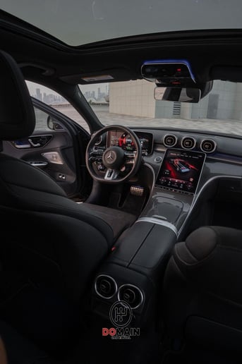 在阿布扎比 租 梅赛德斯-奔驰 C63S AMG (黑色), 2024