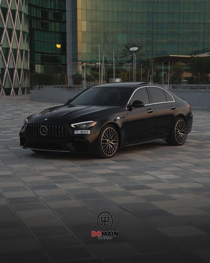 在阿布扎比 租 梅赛德斯-奔驰 C63S AMG (黑色), 2024