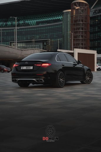 在阿布扎比 租 梅赛德斯-奔驰 C63S AMG (黑色), 2024