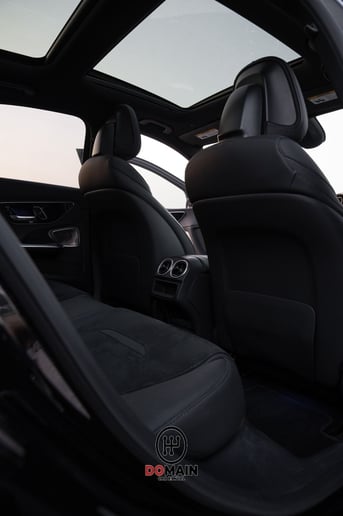 在阿布扎比 租 梅赛德斯-奔驰 C63S AMG (黑色), 2024