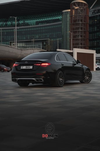在阿布扎比 租 梅赛德斯-奔驰 C63S AMG (黑色), 2024