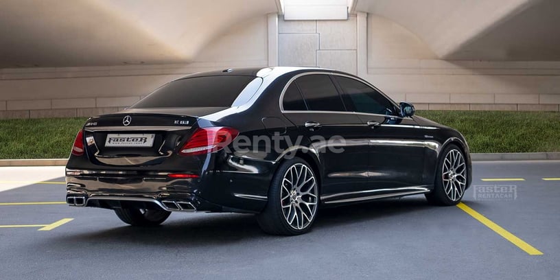 Mercedes Classe E (Noir), 2018 &agrave; louer &agrave; Duba&iuml;