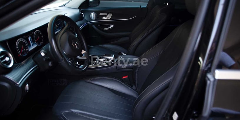 Mercedes Classe E (Noir), 2018 &agrave; louer &agrave; Duba&iuml;