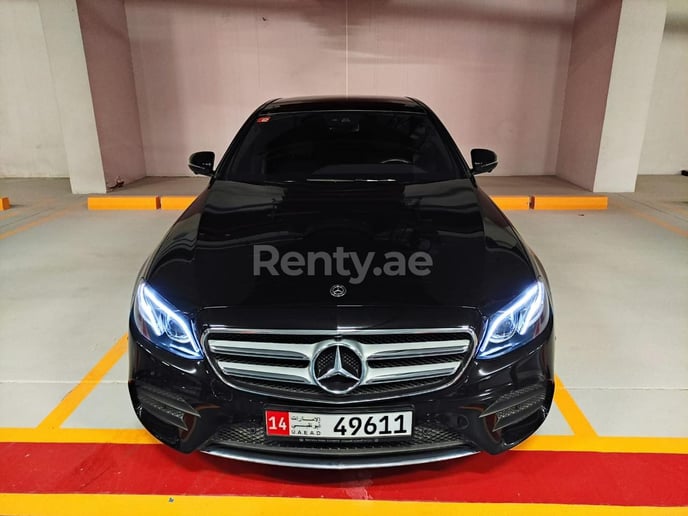 Mercedes E300 Class (Schwarz), 2020  zur Miete in Dubai