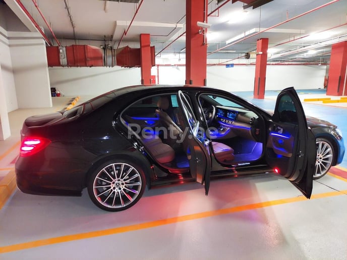 Mercedes E300 Class (Schwarz), 2020  zur Miete in Dubai