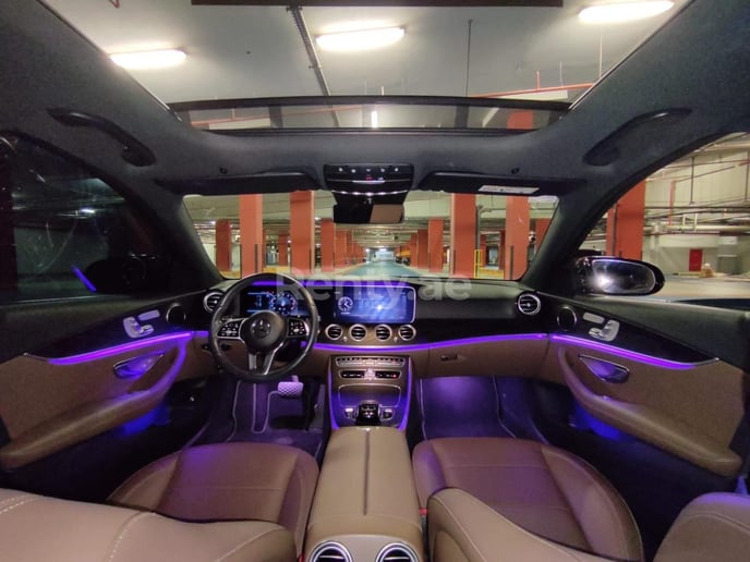 Mercedes E300 Class (Schwarz), 2020  zur Miete in Dubai