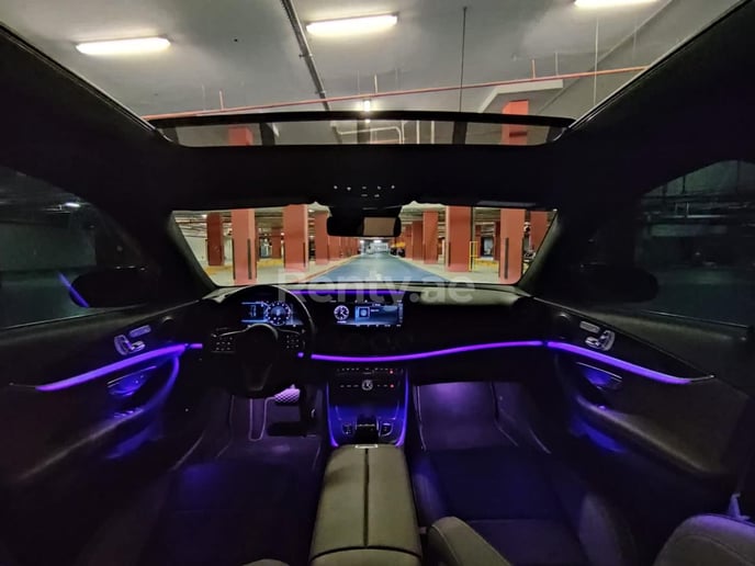 Mercedes E300 Class (Schwarz), 2020  zur Miete in Dubai