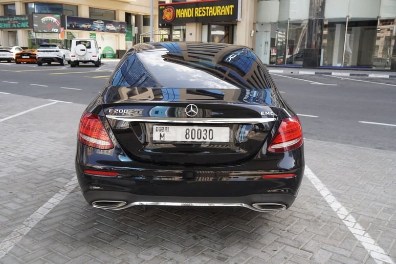 Şarika'de kiralık Mercedes E Serisi (Siyah), 2019