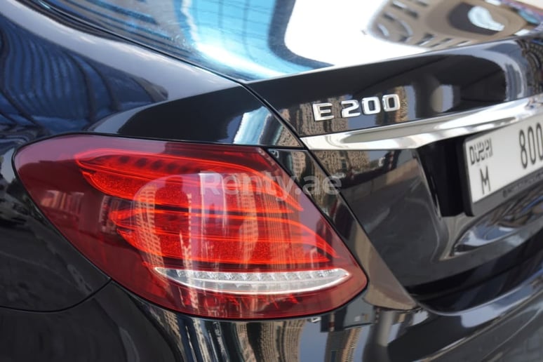 Şarika'de kiralık Mercedes E Serisi (Siyah), 2019