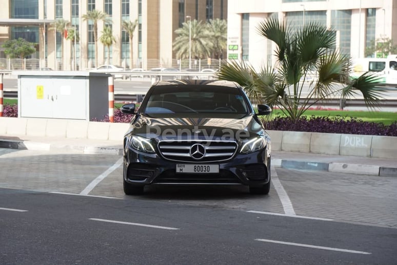 Şarika'de kiralık Mercedes E Serisi (Siyah), 2019