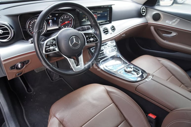 Şarika'de kiralık Mercedes E Serisi (Siyah), 2019