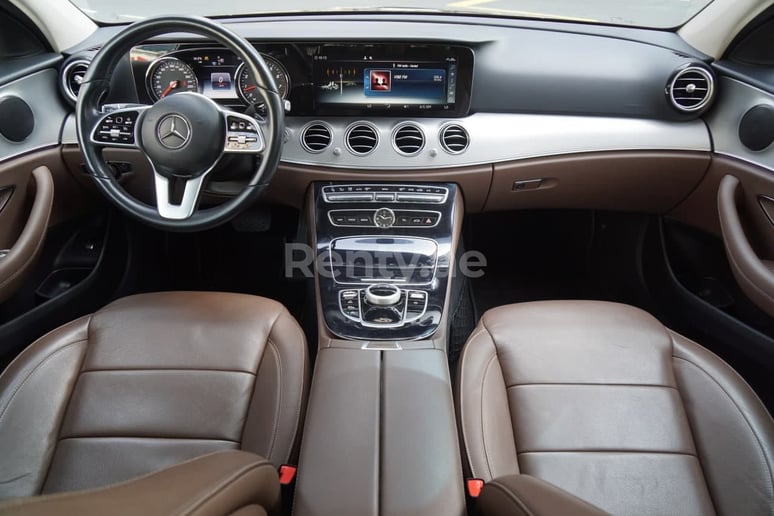 Şarika'de kiralık Mercedes E Serisi (Siyah), 2019