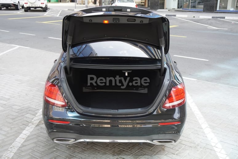 Şarika'de kiralık Mercedes E Serisi (Siyah), 2019