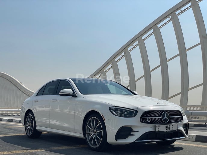 Mercedes E-Klasse (Wei&szlig;), 2021  zur Miete in Dubai
