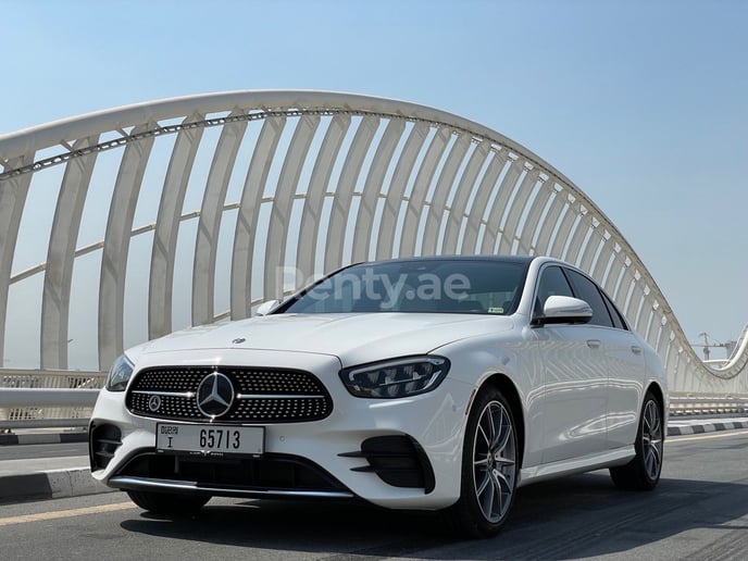 Mercedes E-Klasse (Wei&szlig;), 2021  zur Miete in Dubai