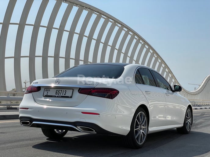 Mercedes E-Klasse (Wei&szlig;), 2021  zur Miete in Dubai