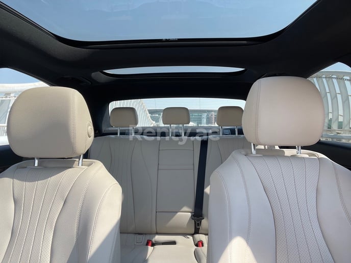 Mercedes E-Klasse (Wei&szlig;), 2021  zur Miete in Dubai