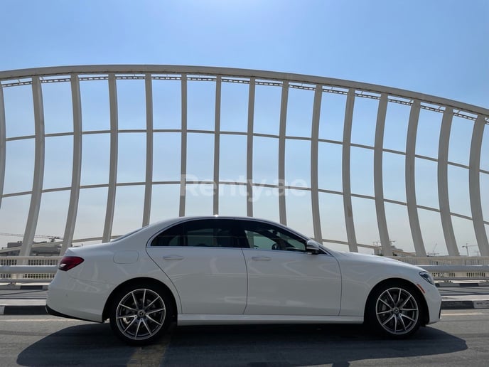 Mercedes E-Klasse (Wei&szlig;), 2021  zur Miete in Dubai