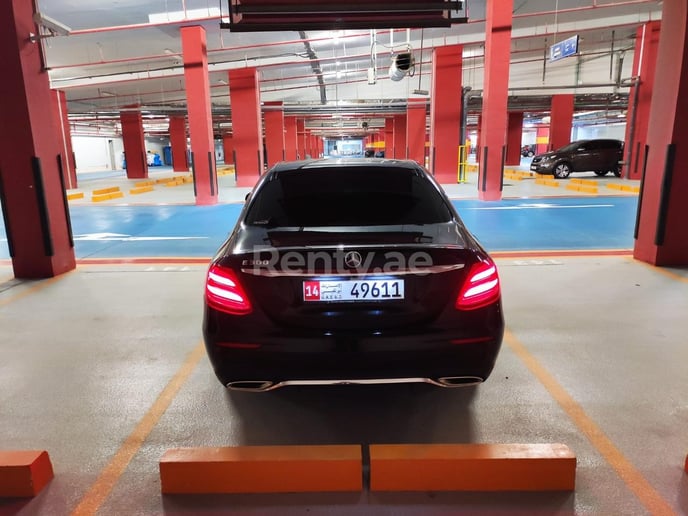 在迪拜 租 梅赛德斯 E300 级 (黑色), 2021