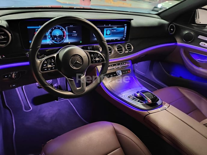 在迪拜 租 梅赛德斯 E300 级 (黑色), 2021