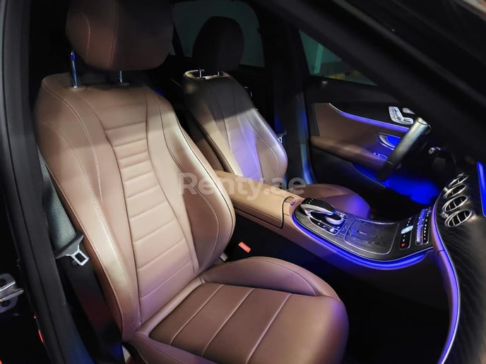 在迪拜 租 梅赛德斯 E300 级 (黑色), 2021