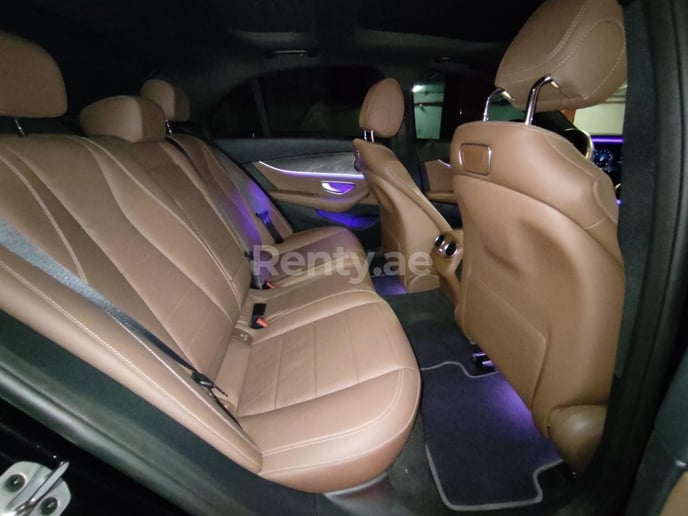 在迪拜 租 梅赛德斯 E300 级 (黑色), 2021