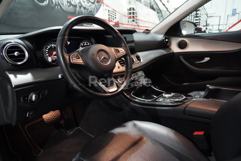 在迪拜 租 梅赛德斯 E 200 (黑色), 2019