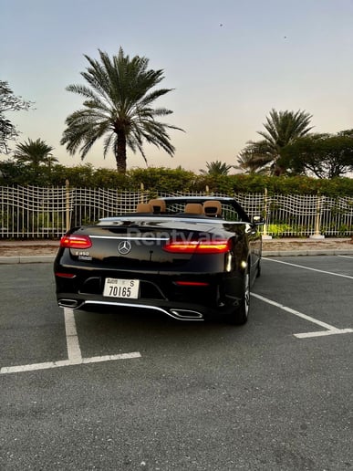 إيجار مرسيدس E450 كابورليه (أسود), 2020 في دبي