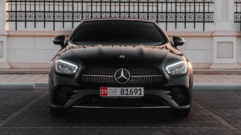 Mercedes E200 (Черный), 2023 для аренды в Абу-Даби