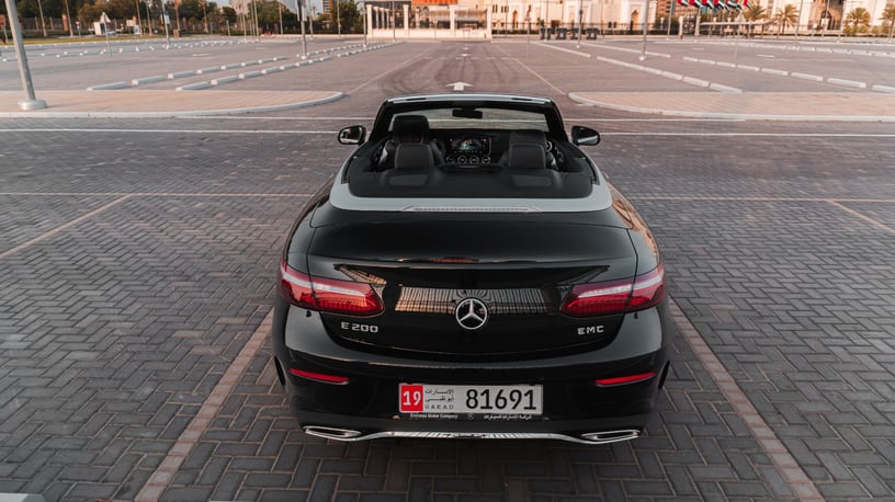 Mercedes E200 (Черный), 2023 для аренды в Абу-Даби