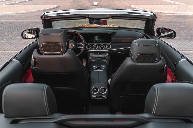Mercedes E200 (Черный), 2023 для аренды в Абу-Даби