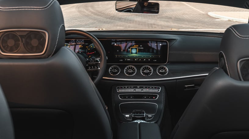 Mercedes E200 (Черный), 2023 для аренды в Абу-Даби